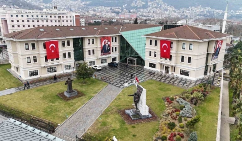 Osmangazi Belediyesi binalarını Türk Bayraklarıyla donattı