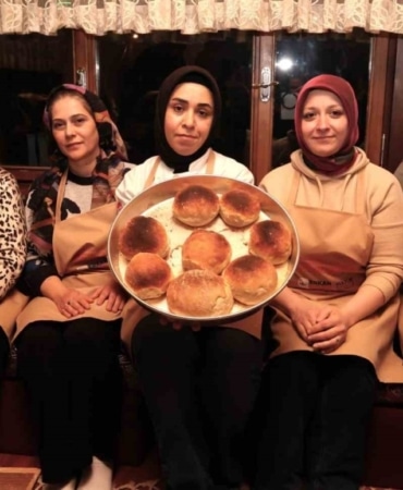 Osmangazi’de kandil akşamında 600 yıllık ’bereket’ ekmeği pişirildi