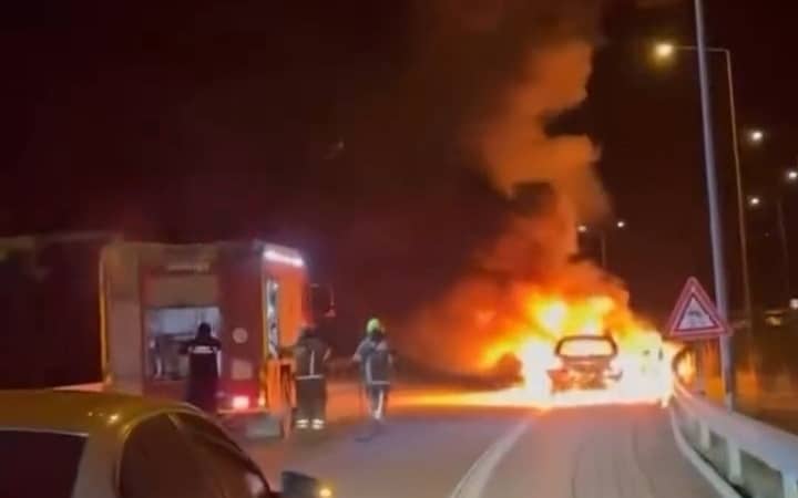 Seyir halindeki otomobil alev topuna döndü: Aracının yanışını çaresizce izledi