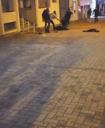 Sokak ortasında iki genç çakıyla birbirini yaraladı