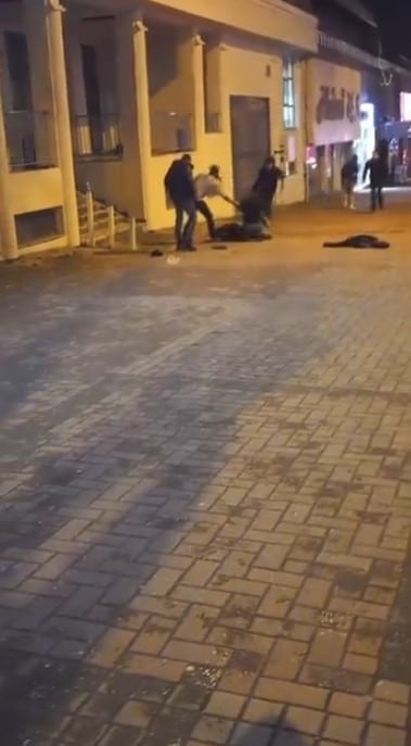 Sokak ortasında iki genç çakıyla birbirini yaraladı