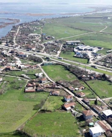 Bursa’da yağışlar göl seviyesini yükseltince evlerin bahçeleri sular altında kaldı