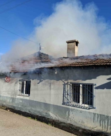 Bursa’da yaşlı çiftin evi alevlere teslim oldu