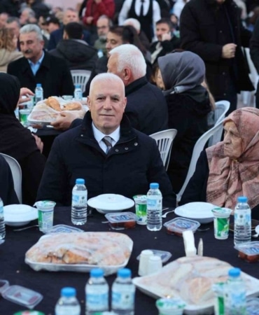 Başkan Bozbey kendi mahallesinde komşularıyla iftar yaptı