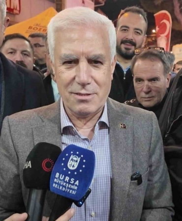 Başkan Bozbey sahurda vatandaşlarla buluştu, tarihi fırınlarda tahinli pide ve simit dağıttı