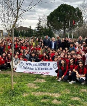 Bursa’da ilköğretim öğrencileri selvi fidanı diktiler