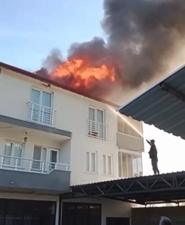 Evin çatısı küle döndü