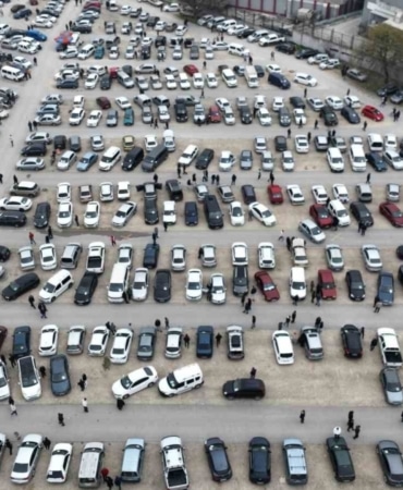 İkinci el oto pazarında buruk bayram