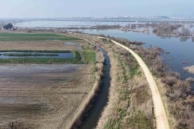 Karacabey çiftçisi yeni sezon ekimleri için suların çekilmesini bekliyor