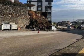 Mudanya’da yağmura dayanamayan istinat duvarı çöktü