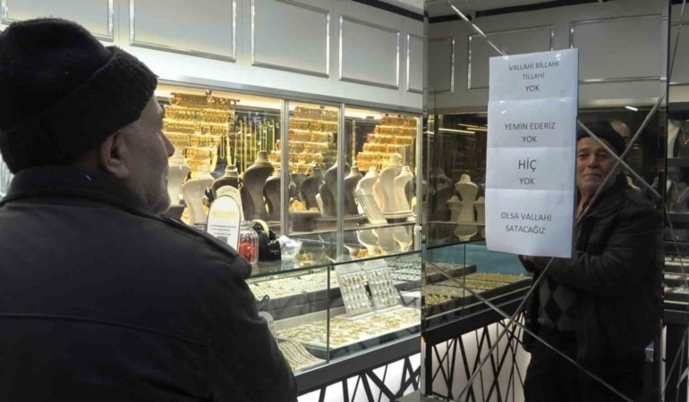 "Vallahi billahi yok" yazısı kuyumcuda izdihamı durduramadı