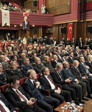 23 Nisan coşkusu salona sığmadı