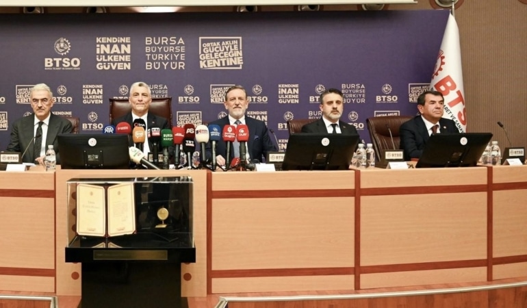 Bakan Bolat, Bursa’da esnafa müjde verdi. Başkan Vekili Biba: “Daha güçlü bir Bursa için çalışıyoruz”