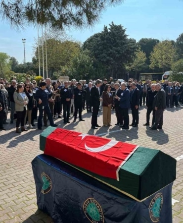 Akademisyen Doğan Yavaş, fakültesi önünden dualarla uğurlandı