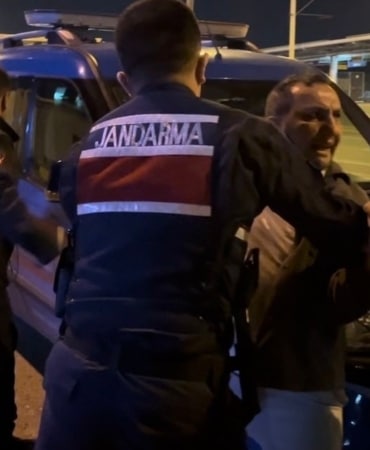 Alkollü yakalandı polise hakaretten gözaltına alındı