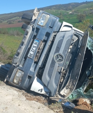 Beton mikseri şarampole yuvarlandı