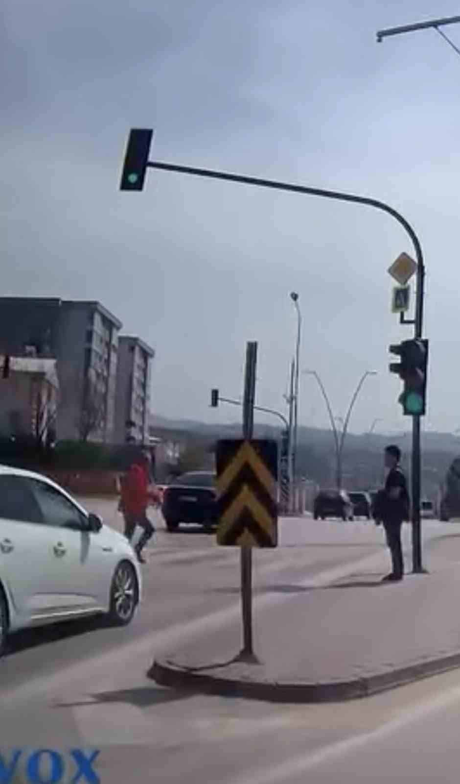 Bir adım hayat kurtardı… Kırmızı ışıkta yola atladı, facia teğet geçti