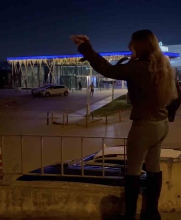 Bursa’da alkollü genç kızlar ortalığı karıştırdı, yol kenarında bekleyen sürücü ve aracına saldırdılar