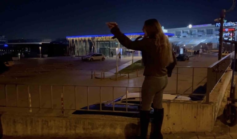 Bursa’da alkollü genç kızlar ortalığı karıştırdı, yol kenarında bekleyen sürücü ve aracına saldırdılar