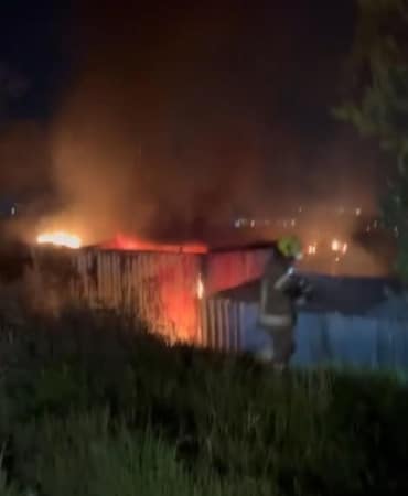 Bursa’da gece yarısı konteynır alevlere teslim oldu