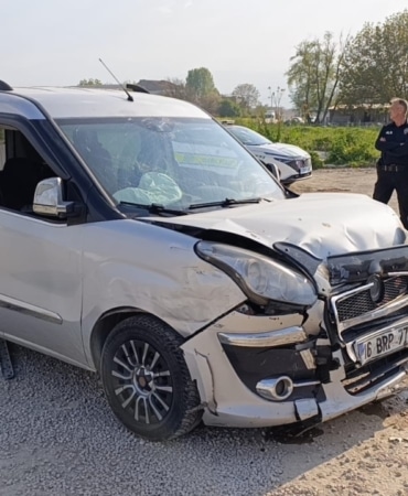 Bursa’da iki araç çarpıştı: 3 kişi yaralandı