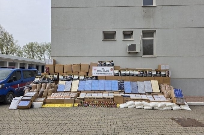 Bursa’da kaçak tütün baskını: Depo ve araçlardan servet çıktı
