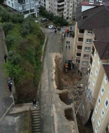 Bursa’da korkutan göçük havadan görüntülendi...Balkonlar yıkıldı, araçlar enkaz altında