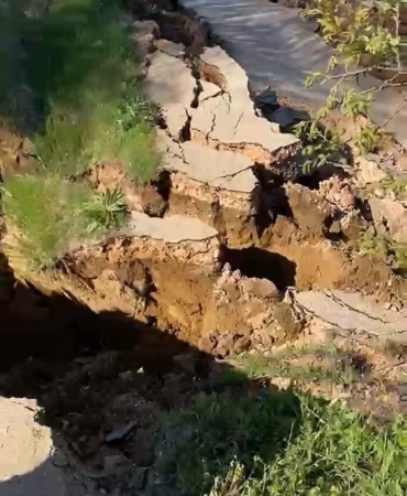 Bursa’da meydana gelen heyelan yolu parçalara ayırdı