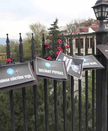 Bursa’da Setbaşı Köprüsü karanfillerle donatıldı