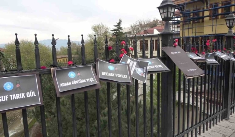 Bursa’da Setbaşı Köprüsü karanfillerle donatıldı