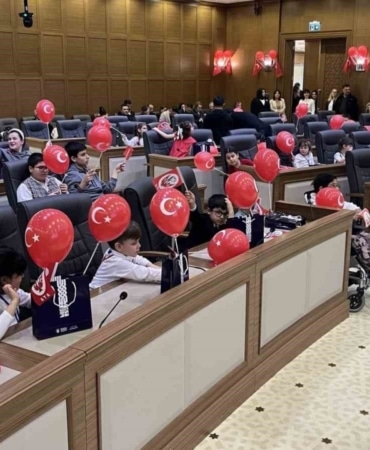 Bursalı çocuklar başkanlık ve meclis üyeliği koltuklarını devraldı