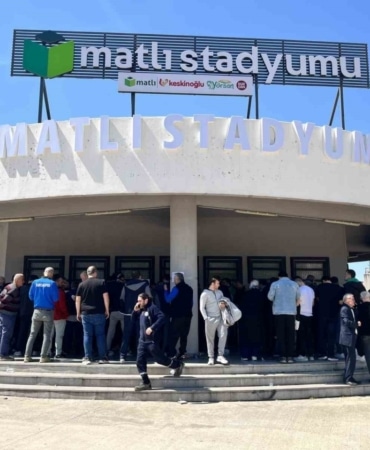 Bursaspor kombinelerine büyük ilgi, taraftar saatlerce kuyrukta bekledi