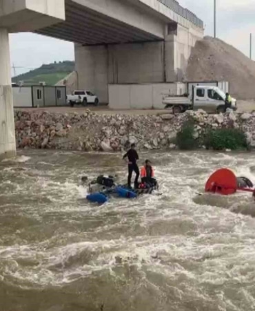 Dereyi traktörle geçmek isterken faciadan dönüldü: 10 işçi vinçle kurtarıldı