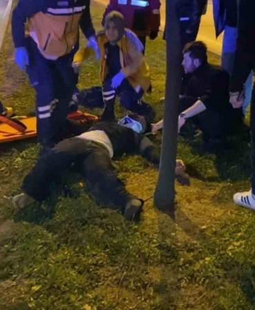 Düşürdüğü telefonu alırken otomobil çarptı: O anlar kamerada