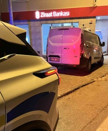 El freni boşalan minibüs duvara çarptı
