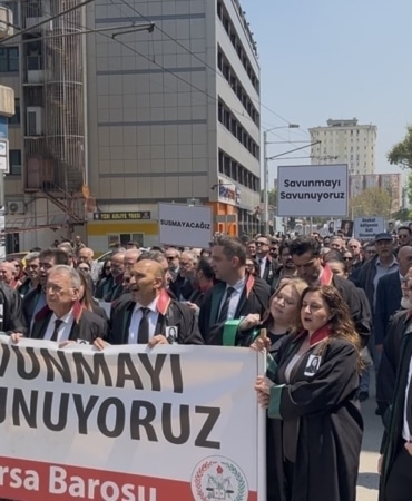 Hukuk camiası Bursa’da  genç avukat için adalet yürüyüşü düzenlendi