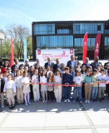 İnegöl’de 23 Nisan’a özel minik sanatçılar sergisi açıldı