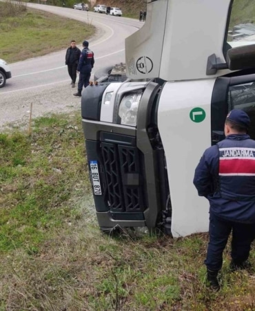 İnegöl’de su yüklü tır yamaca devrildi: 1 yaralı