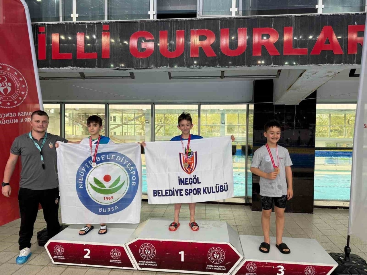 İnegöllü minik yüzücülerden 18 madalyalık gurur