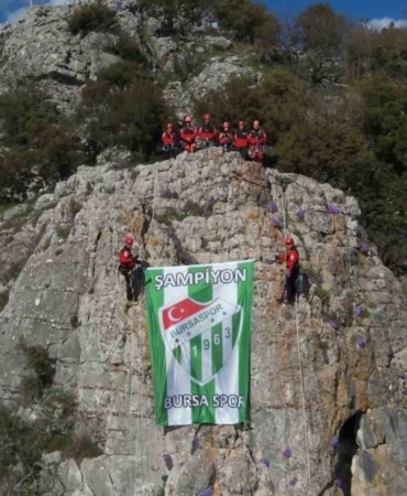 Kurtarma ekipleri, Bursaspor bayrağını zirvede dalgalandırdı