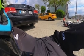Motosiklet otomobile çarptı... O anlar kask kamerasına yansıdı