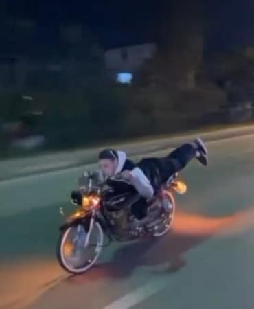 Motosiklet üzerinde tehlikeli şov
