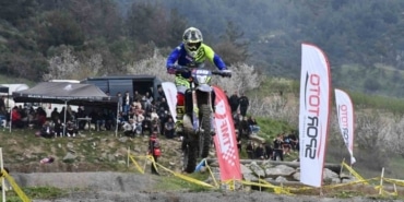 Motosikletler uçtu