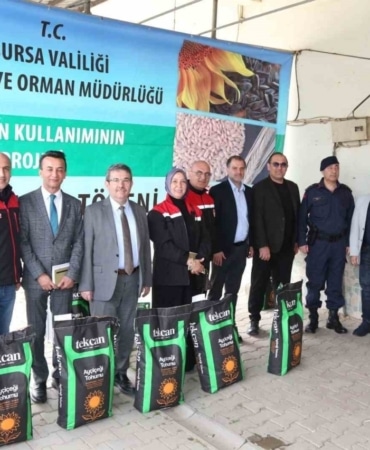 Mudanya Çayönü Mahallesi’nde yağlık ay çiçek tohumu dağıtımı yapıldı