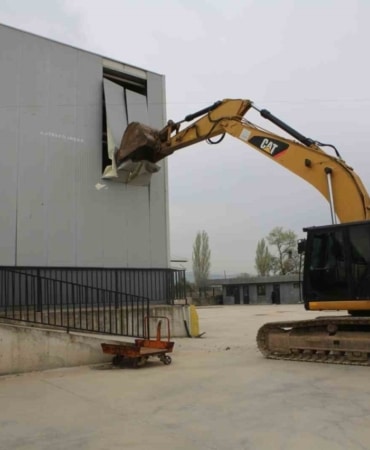 Nilüfer’de 4 bin metrekarelik kaçak depo yıkıldı