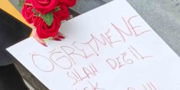 Öğretmen ve öğrenciler çiçeklerle karşılandı