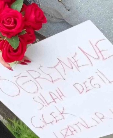 Öğretmen ve öğrenciler çiçeklerle karşılandı