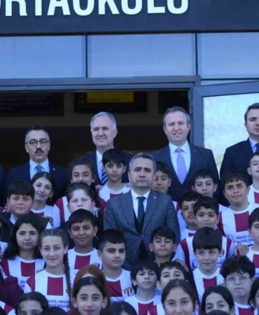 OSB Ortaokulunda bin 100 öğrenciye İnegölspor forması dağıtıldı