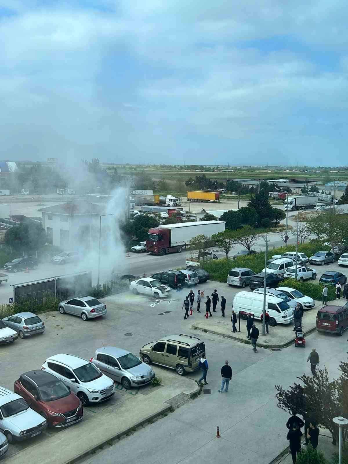 Otoparktaki otomobil, alev topuna döndü