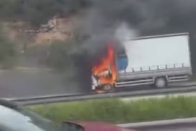 Seyir halindeki kamyon, alev alev yandı